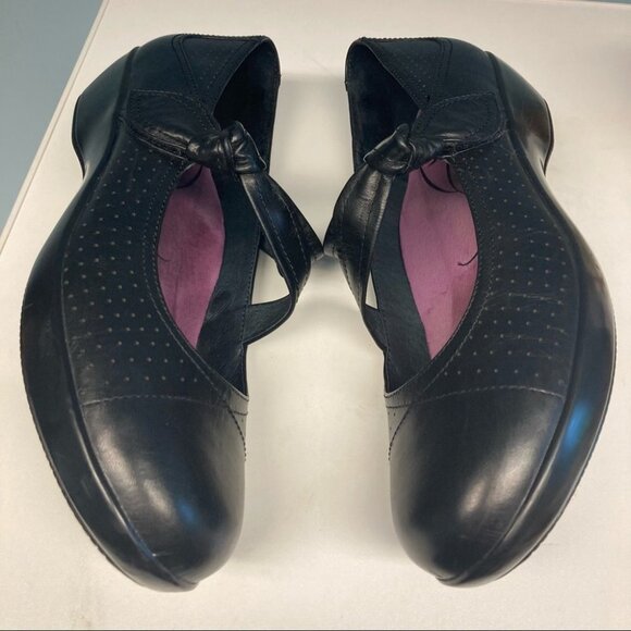 DANSKO Sz 10.5 Mary Jane w/ Leaf Motif  Hook Eye Closure Shoes - Picture 7 of 12